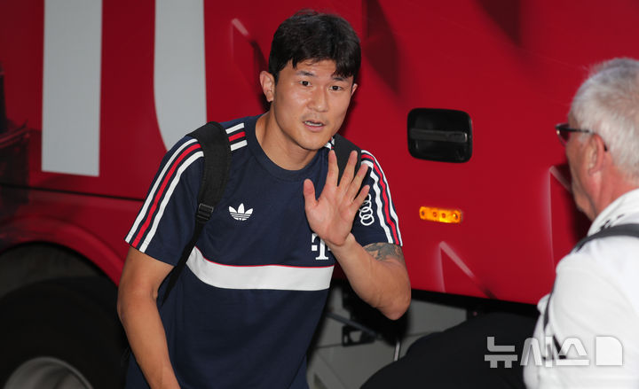 [제주=뉴시스] 우장호 기자 = 독일 프로축구 분데스리가 명문 바이에른 뮌헨에서 뛰고 있는 김민재가 2일 오후 제주국제공항 1층 국제선 도착장을 통해 입국해 이동하고 있다. 2026.08.02. woo1223@newsis.com