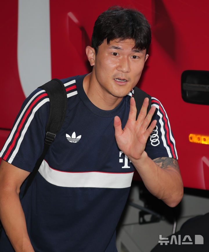 [제주=뉴시스] 우장호 기자 = 독일 프로축구 분데스리가 명문 바이에른 뮌헨에서 뛰고 있는 김민재가 2일 오후 제주국제공항 1층 국제선 도착장을 통해 입국해 이동하고 있다. 2026.08.02. woo1223@newsis.com