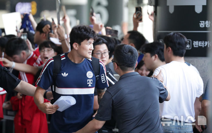 [제주=뉴시스] 우장호 기자 = 독일 프로축구 분데스리가 명문 바이에른 뮌헨에서 뛰고 있는 김민재가 2일 오후 제주국제공항 1층 국제선 도착장을 통해 입국해 팬들에게 사인을 해주고 있다. 2026.08.02. woo1223@newsis.com