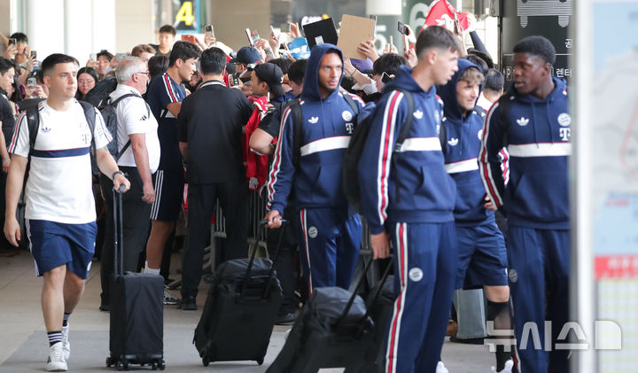 [제주=뉴시스] 우장호 기자 = 독일 프로축구 분데스리가 명문 바이에른 뮌헨에서 뛰고 있는 김민재가 2일 오후 제주국제공항 1층 국제선 도착장을 통해 입국해 팬들에게 사인을 해주고 있다. 2026.08.02. woo1223@newsis.com
