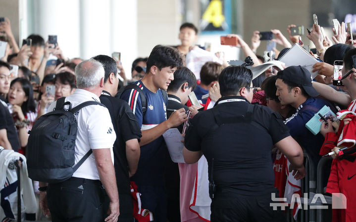[제주=뉴시스] 우장호 기자 = 독일 프로축구 분데스리가 명문 바이에른 뮌헨에서 뛰고 있는 김민재가 2일 오후 제주국제공항 1층 국제선 도착장을 통해 입국해 팬들에게 사인을 해주고 있다. 2026.08.02. woo1223@newsis.com