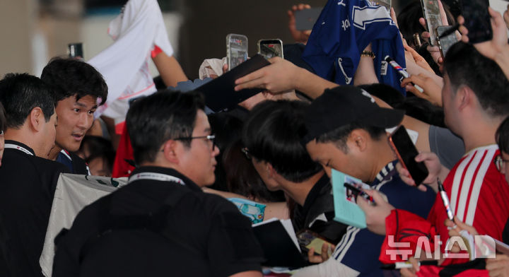 [제주=뉴시스] 우장호 기자 = 독일 프로축구 분데스리가 명문 바이에른 뮌헨에서 뛰고 있는 김민재가 2일 오후 제주국제공항 1층 국제선 도착장을 통해 입국해 팬들에게 사인을 해주고 있다. 2026.08.02. woo1223@newsis.com