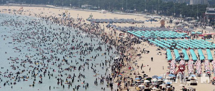  [부산=뉴시스] 하경민 기자 = 여름 피서 절정기이자 전국적으로 기록적인 폭염이 덮친 2일 부산 해운대구 해운대해수욕장에 피서객이 몰려 북적이고 있다. 2026.08.02. yulnetphoto@newsis.com