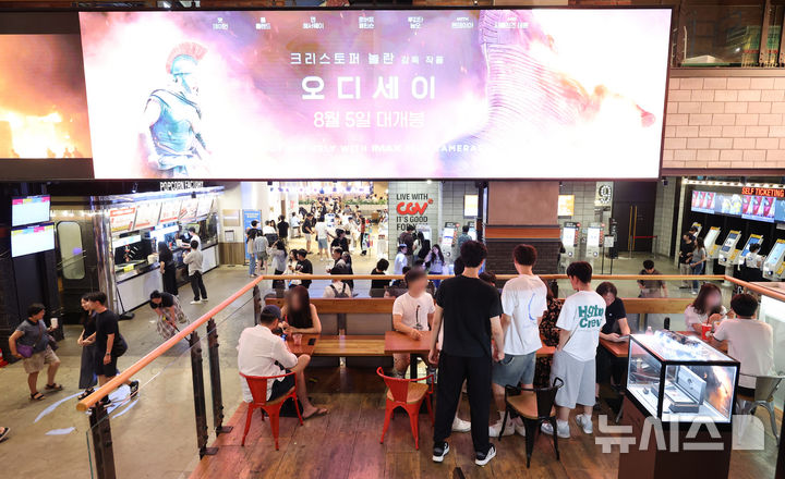 [서울=뉴시스] 황준선 기자 = 폭염이 이어지고 있는 2일 오후 서울 시내 한 영화관을 찾은 시민들이 주말을 보내고 있다. 2026.08.02. hwang@newsis.com
