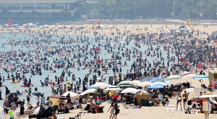  [부산=뉴시스] 하경민 기자 = 여름 피서 절정기이자 전국적으로 기록적인 폭염이 덮친 2일 부산 해운대구 해운대해수욕장에 피서객이 몰려 북적이고 있다. 2026.08.02. yulnetphoto@newsis.com