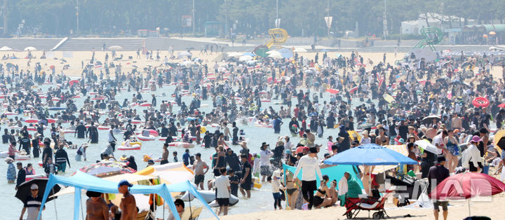  [부산=뉴시스] 하경민 기자 = 여름 피서 절정기이자 전국적으로 기록적인 폭염이 덮친 지난 2일 부산 해운대구 해운대해수욕장에 피서객이 몰려 북적이고 있다. 2026.08.08. yulnetphoto@newsis.com