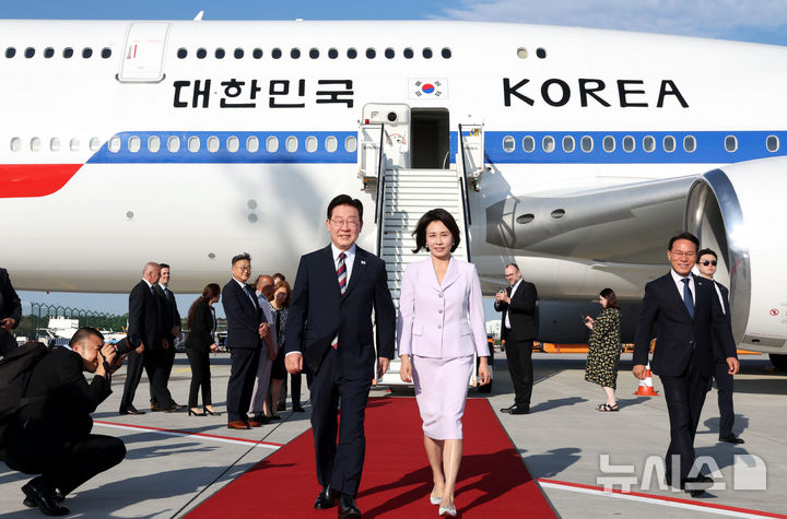 [프랑크푸르트=뉴시스] 김진아 기자 = 동포 오찬간담회에 참석하기 위해 프랑크푸르트를 방문한 이재명 대통령과 김혜경 여사가 2일(현지 시간) 독일 프랑크푸르트 국제공항에 도착해 이동하고 있다. 2026.08.02. bluesoda@newsis.com