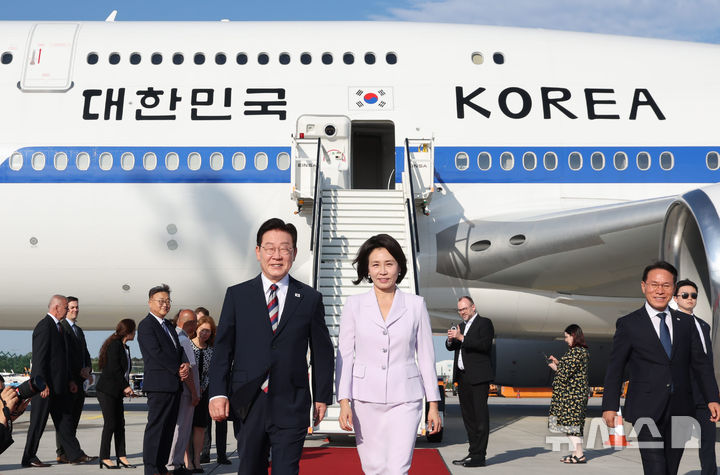 [프랑크푸르트=뉴시스] 김진아 기자 = 동포 오찬간담회에 참석하기 위해 프랑크푸르트를 방문한 이재명 대통령과 김혜경 여사가 2일(현지 시간) 독일 프랑크푸르트 국제공항에 도착해 이동하고 있다. 2026.08.02. bluesoda@newsis.com