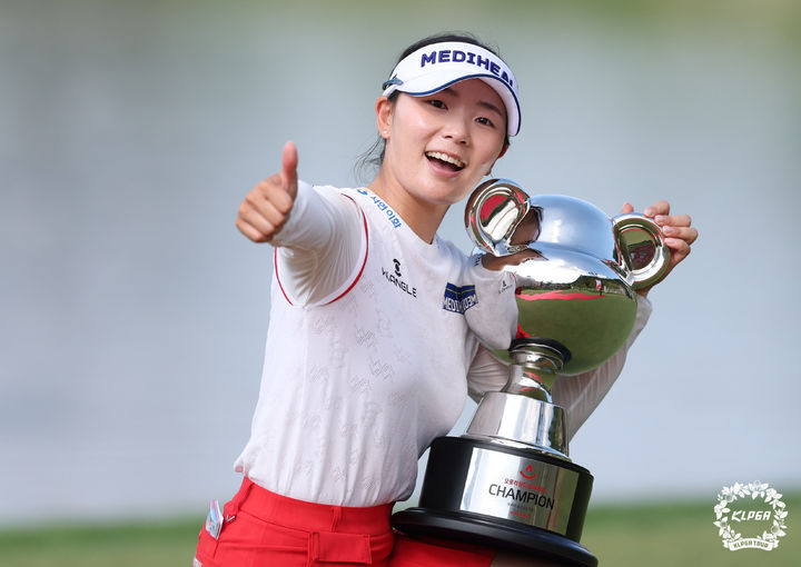 [서울=뉴시스] 최동준 기자 = 2일 강원 원주시 오로라골프앤리조트에서 열린 '2026 오로라월드 챔피언십'에서 우승자 이다연이 포즈를 취하고 있다. (사진=KLPGA 제공) 2026.08.02. photo@newsis.com *재판매 및 DB 금지