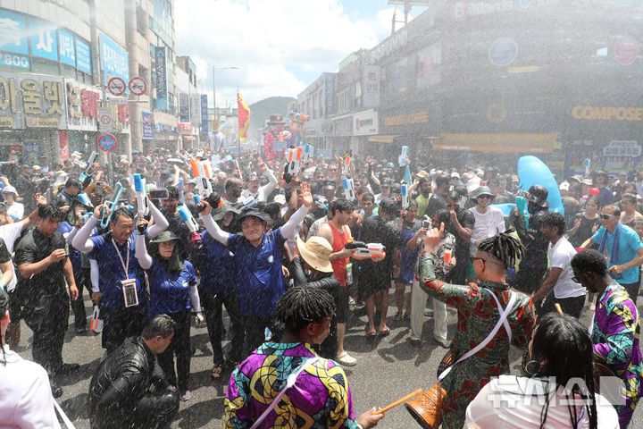 [장흥=뉴시스] 제19회 정남진 장흥 물축제가 9일간의 대장정을 성공적으로 마치고 2일 막을 내렸다. 물축제 서막을 알리는 '살수대첩 거리퍼레이드'에 관광객과 군민들이 아우러져 장흥읍 시가지를 가득 메우고 있다. (사진=장흥군 제공) photo@newsis.com