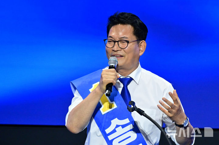 [창원=뉴시스] 차용현 기자 = 송영길 더불어민주당 당대표 후보가 2일 오후 경남 창원대학교 종합교육관 이룸홀에서 열린 더불어민주당 당대표·최고위원 합동연설회에서 각각 정견 발표를 하고 있다. 2026.08.02. con@newsis.com