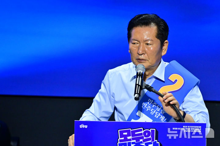[창원=뉴시스] 차용현 기자 = 정청래 더불어민주당 당대표 후보가 2일 오후 경남 창원대학교 종합교육관 이룸홀에서 열린 더불어민주당 당대표·최고위원 합동연설회에서 각각 정견 발표를 하고 있다. 2026.08.02. con@newsis.com