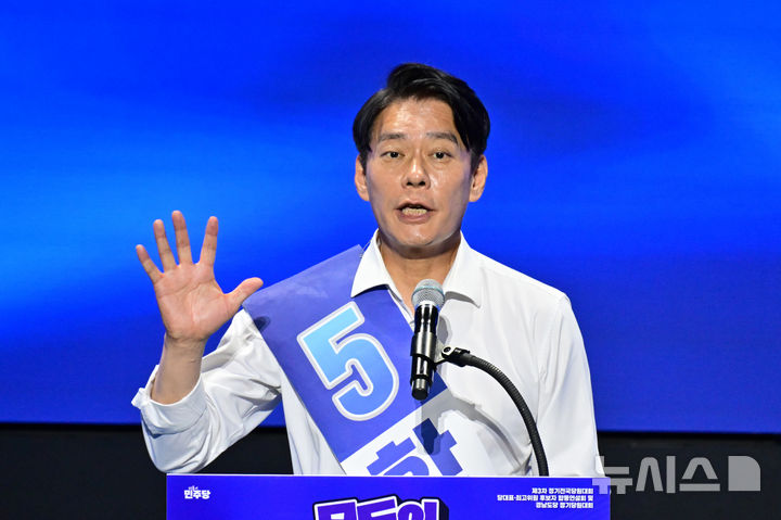 [창원=뉴시스] 차용현 기자 = 2일 오후 경남 창원대학교 종합교육관 이룸홀에서 열린 더불어민주당 당대표·최고위원 경남 합동연설회에서 한민수 최고위원 후보가 정견발표를 하고 있다. 2026.08.02. con@newsis.com