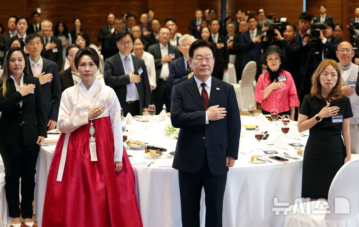[프랑크푸르트=뉴시스] 김진아 기자 = 이재명 대통령과 김혜경 여사가 2일(현지 시간) 독일 프랑크푸르트의 한 호텔에서 열린 동포 오찬 간담회에서 국민의례를 하고 있다. 2026.08.02. bluesoda@newsis.com