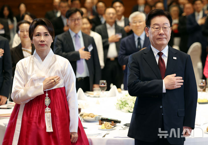 [프랑크푸르트=뉴시스] 김진아 기자 = 이재명 대통령과 김혜경 여사가 2일(현지 시간) 독일 프랑크푸르트의 한 호텔에서 열린 동포 오찬 간담회에서 국민의례를 하고 있다. 2026.08.02. bluesoda@newsis.com
