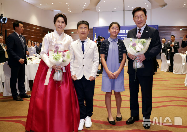 [프랑크푸르트=뉴시스] 김진아 기자 = 이재명 대통령과 김혜경 여사가 2일(현지 시간) 독일 프랑크푸르트의 한 호텔에서 열린 동포 오찬 간담회에서 화동과 기념촬영을 하고 있다. 2026.08.02. bluesoda@newsis.com