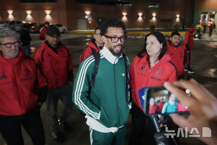 [산티아고=AP/뉴시스] 카보베르데 축구국가대표팀 골키퍼 보지냐(본명: 조지마르 조제 에보라 디아스)가 2일(현지 시간) 칠레 산티아고 공항에 도착해 기자회견하고 있다. 보지냐는 칠레 명문 구단 '콜로콜로'로 이적한다. 보지냐는 2026 북중미 월드컵에서 눈부신 선방을 펼치며 카보베르데를 사상 처음 32강으로 이끌었다. 2026.08.03.