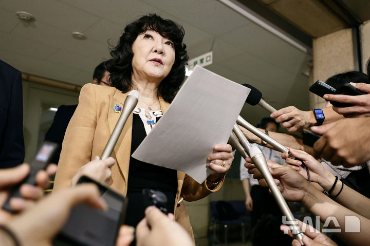 [도쿄=AP·교도/뉴시스] 미일 정부가 엔 매입 외환시장 개입을 하면서 이례적인 공동 환율 대응에 나선 가운데, 양국이 9개월 전부터 관련 협력을 조율했다고 4일 요미우리신문이 보도했다. 사진은 지난 3일 일본 도쿄 소재 재무성에서 가타야마 사쓰키 재무상이 기자들에게 발언하고 있는 모습. 2026.08.04.