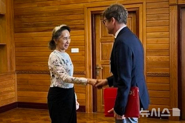 [네피도(미얀마)=AP/뉴시스]3일 미얀마 대통령실이 공개한 사진에서 축출된 미얀마 지도자 아웅산 수치(왼쪽)가 미얀마 수도 네피도에서 미얀마 주재 국제적십자위원회(ICRC) 대표 아르노 드 베크와 악수하고 있다. 2026.08.03.
