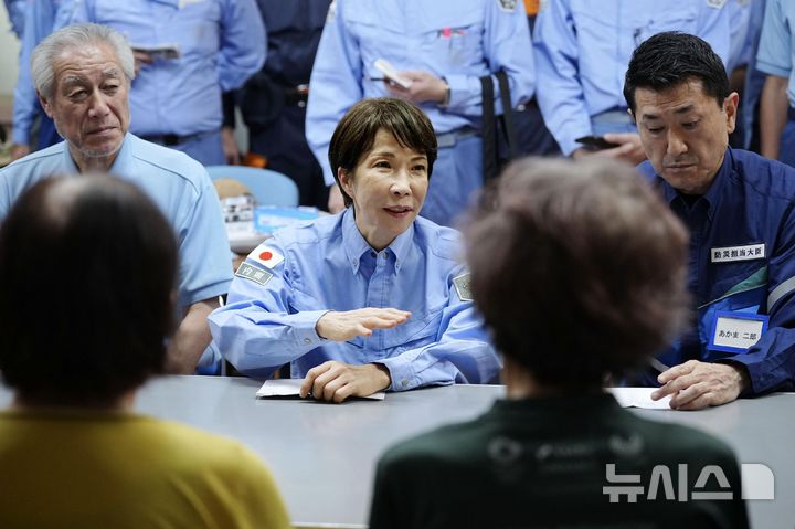 [구마모토=AP·교도/뉴시스] 다카이치 사나에 일본 총리가 지난 3일 구마모토현 히카와에 있는 지진 대피소를 찾아 피난 주민들과 만나고 있다. 2026.08.04.