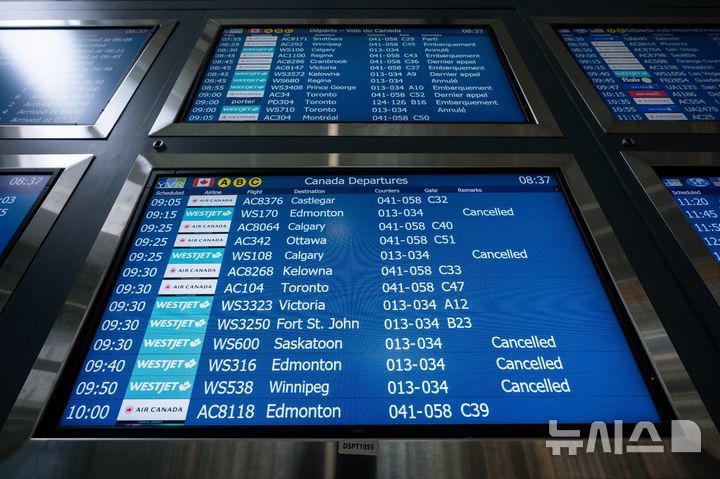 [벤쿠버=AP/뉴시스] 캐나다 제2위 항공사 웨스트젯(WestJet) 승무원들이 임금 협상 결렬 끝에 2일(현지 시간) 파업에 돌입하면서 수백 편의 항공편이 결항됐다. 이날 벤쿠버 국제공항 전광판에 웨스트젯 항공편이 결항된 것으로 표시돼 있다. 2026.08.03. *재판매 및 DB 금지