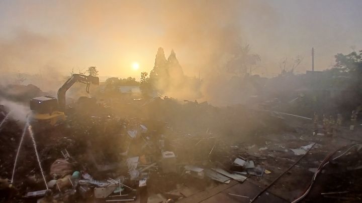 [전주=뉴시스] 지난 2일 오후 11시59분께 전북 전주시 덕진구 우아동의 한 자원순환시설에서 불이 나 소방대원들이 불길을 잡고 잔불 정리를 진행하고 있다. (사진=전북도소방본부 제공) 2025.08.03. photo@newsis.com *재판매 및 DB 금지