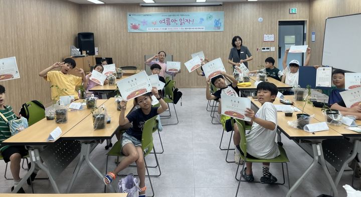 [밀양=뉴시스] 서연주 미래교육과장이 여름독서교실 과정을 마친 학생들과 함께 기념촬영을 하고 있다. (사진=밀양시 제공) 2026.08.03. photo@newsis.com *재판매 및 DB 금지