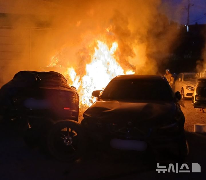 [인천=뉴시스] 지난 2일 오후 7시58분께 인천 검단구 왕길동의 한 외부주차장에 세워진 포르쉐 전기차 배터리에서 불이 났다. (사진=인천소방본부 제공) 2026.08.03. photo@newsis.com