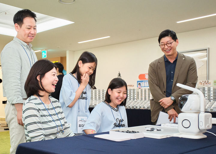 [서울=뉴시스] 지난달 31일 서울 강남구 GS타워에서 열린 GS칼텍스 패밀리데이 행사에 참여한 허세홍 부회장(맨 오른쪽)과 임직원 가족들 모습. (사진=GS칼텍스 제공) 2026.08.03 photo@newsis.com *재판매 및 DB 금지