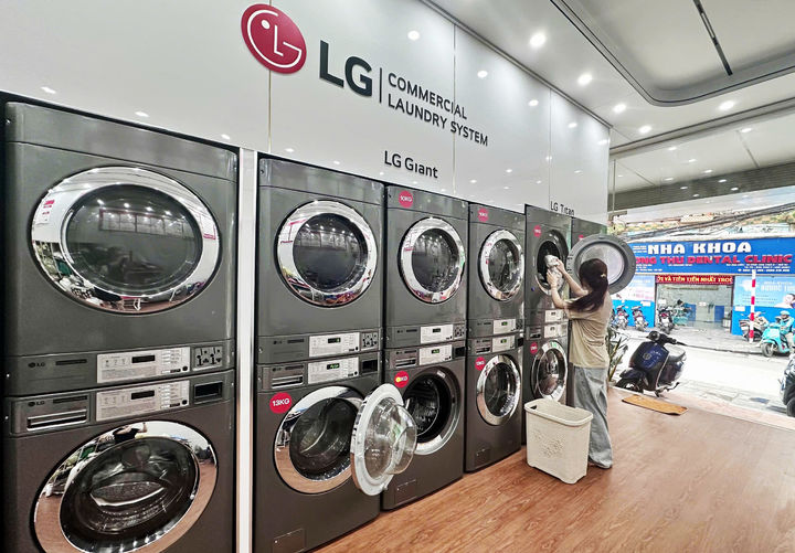 [서울=뉴시스]LG전자가 태국 2위 빨래방 프랜차이즈 '트렌디 워시(Trendy Wash)'에 상업용 세탁기와 건조기를 공급하고, 현지 파트너사 'WW베트남'과 스마트 세탁 매장 '비 런드리(Bee Laundry)'를 여는 등 북미와 유럽에 이어 아시아에서도 상업용 세탁가전 사업을 확대하며 B2B 사업에 속도를 내고 있다. 사진은 베트남 하노이에 문을 연 '비 런드리'에서 고객이 LG전자 상업용 세탁기를 이용하는 모습. (사진=LG전자 제공) 2026.08.03. photo@newsis.com *재판매 및 DB 금지