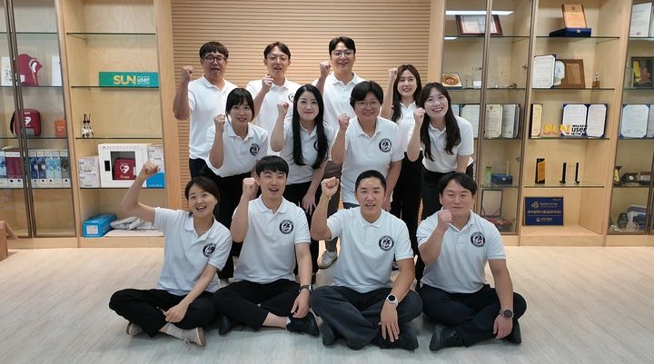 [세종=뉴시스] 응급분만 전문교육에 참여한 강사진 16명이 순직 소방공무원 유가족 자녀를 위해 장학금 730만원을 기탁했다. (사진=소방청). *재판매 및 DB 금지