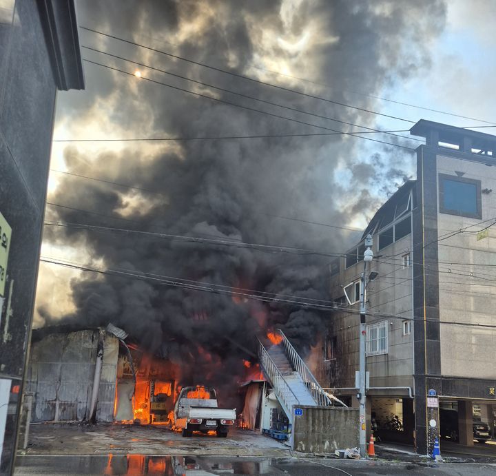 [울산=뉴시스] 8일 오전 울산의 한 페인트공장에서 불길이 올라오고 있다. (사진=울산소방본부) 2026.08.03. photo@newsis.com *재판매 및 DB 금지