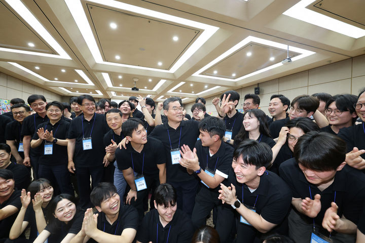 [서울=뉴시스]대우건설은 김보현 사장이 지난달 30일 수원 인재경영원에서 올해 하반기 신입사원들과 소통을 위한 간담회를 개최했다고 3일 밝혔다. *재판매 및 DB 금지