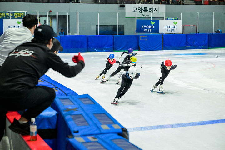 [서울=뉴시스] 지난달 24일 경기 고양시 고양어울림누리빙상장에서 열린 ‘제42회 교보생명컵 꿈나무체육대회’ 빙상 종목에 참가한 초등학생 선수들이 경기를 펼치고 있다. (사진=교보생명 제공) 2026.08.03. photo@newsis.com *재판매 및 DB 금지