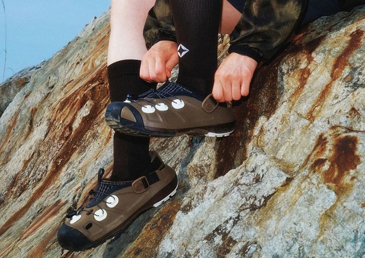 [서울=뉴시스] 아웃도어 브랜드 헬리녹스(Helinox)와 캐주얼 풋웨어 브랜드 크록스(Crocs) 협업. 퀵 트레일 클로그(Quick Trail Clog) (사진=헬리녹스 제공) *재판매 및 DB 금지