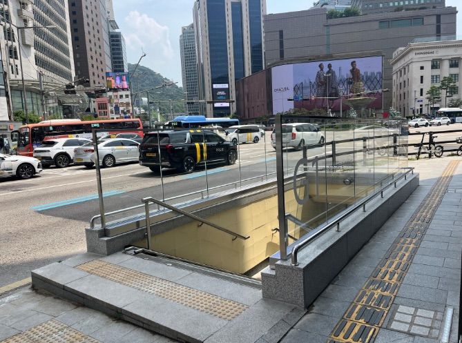 [서울=뉴시스] 서울 중구 중앙우체국 앞 지하보도 출입구 개선 후 모습. (사진=서울시 제공) 2026.08.03. photo@newsis.com *재판매 및 DB 금지