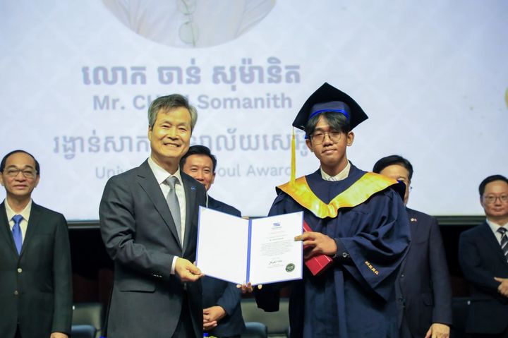 [서울=뉴시스] 원용걸(왼쪽) 서울시립대 총장이 7월 31일 캄보디아 프놈펜왕립대학교 도시계획 학부 제1기 졸업식에서 졸업생에게 총장상을 수여하고 있다. (사진=서울시립대 제공) 2026.08.03. photo@newsis.com *재판매 및 DB 금지