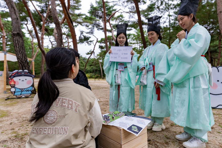 [서울=뉴시스] 22025년 조선왕릉축전 자원활동가 '능이랑' 활동 모습 (사진=국가유산진흥원 제공) 2026.08.03. photo@newsis.com *재판매 및 DB 금지