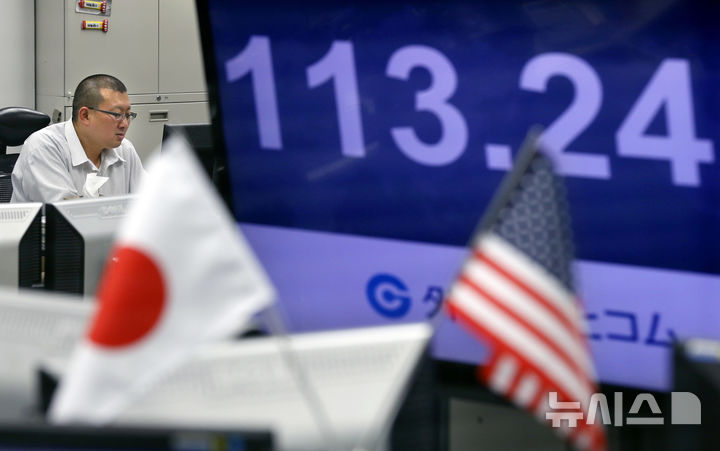 [도쿄=AP/뉴시스] 2017년 2월1일 일본 도쿄의 한 외환중개업체에서 딜러가 엔·달러 환율이 표시된 컴퓨터 화면을 살펴보고 있다. 2017.02.01.