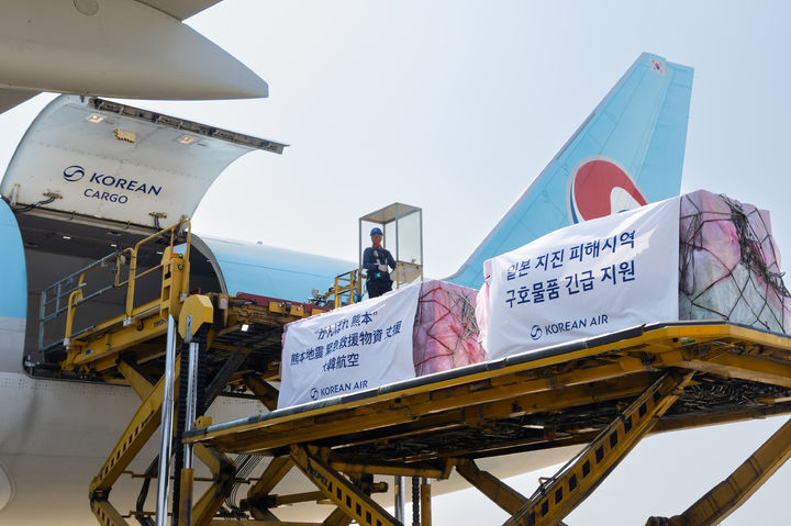 지난 1일 오후 구마모토현 이재민들에게 제공할 생수를 기타큐슈행 KE557편 화물기에 탑재하는 모습.(사진=대한항공 제공) *재판매 및 DB 금지
