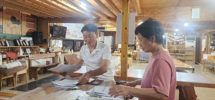 [제주=뉴시스] 제주도 농업기술원은 치유농장을 대상으로 우수 치유농업시설 인증 대비 컨설팅을 진행하고 있다. (사진=제주도 제공) photo@newsis.com *재판매 및 DB 금지