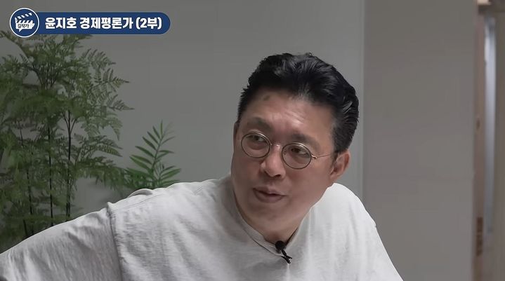 [서울=뉴시스] 지난달 31일 구독자 272만명 유튜브 채널 '김작가TV'에 출연한 윤지호 경제평론가는 시장의 펀더멘털이 완전히 무너지지 않았다고 평가했다. (사진=김작가TV 캡처)