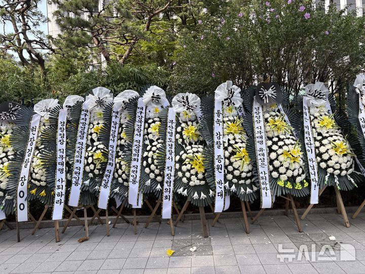 [서울=뉴시스]신유림 기자=3일 오전 서울 서대문구 미근동 경찰청 정문 앞에 정부의 강제 순환인사 방침과 감찰 인력 증원 정책에 반대하는 근조화환이 줄지어 놓여 있다. 2026.08.03. spicy@newsis.com