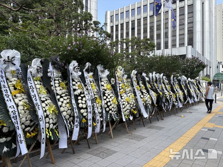 [서울=뉴시스]신유림 기자=3일 오전 서울 서대문구 미근동 경찰청 정문 앞에 정부의 강제 순환인사 방침과 감찰 인력 증원 정책에 반대하는 근조화환이 줄지어 놓여 있다. 2026.08.03. spicy@newsis.com