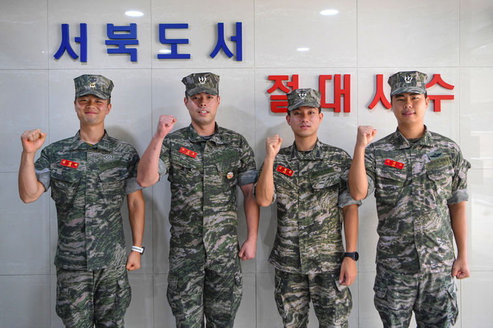 [인천=뉴시스] 파도에 휩쓸린 시민을 구한 연평부대 장병(왼쪽부터 김정석 중사, 유성호 대위, 김형준 대위, 이태규 대위)들이 단체사진을 촬영하고 있다. (사진=연평부대 제공) 2026.08.03. photo@newsis.com *재판매 및 DB금지 *재판매 및 DB 금지
