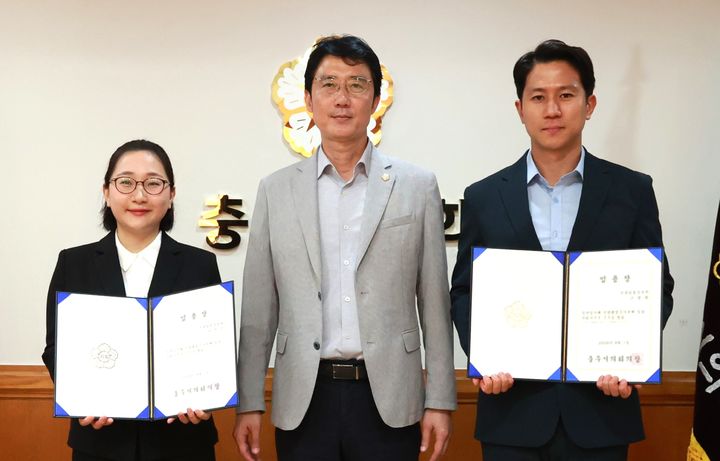 강지인·고영환(왼쪽부터) 정책지원관. 가운데는 유영기 충주시의회 의장.(사진=충주시의회 제공) *재판매 및 DB 금지