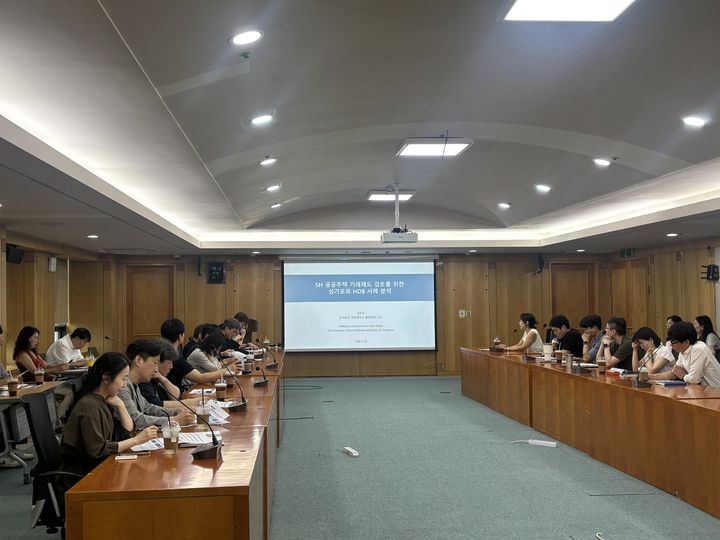 [서울=뉴시스] 지난달 29일 열린 '공공주택 거래 제도 개선을 위한 공공주택 정책 세미나'에서 참석자들이 공공주택 거래 제도 개선 방향을 논의하고 있다. (사진=서울주택도시개발공사 제공) 2026.08.03. photo@newsis.com *재판매 및 DB 금지
