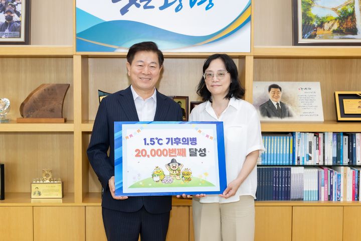 [광명=뉴시스] 박승원 광명시장(사진 왼쪽)이 3일 시장실에서 2만 번째 기후의병 가입자인 박현주 씨와 기념촬영을 하고 있다. (사진=광명시 제공) 2026.08.03. photo@newsis.com *재판매 및 DB 금지