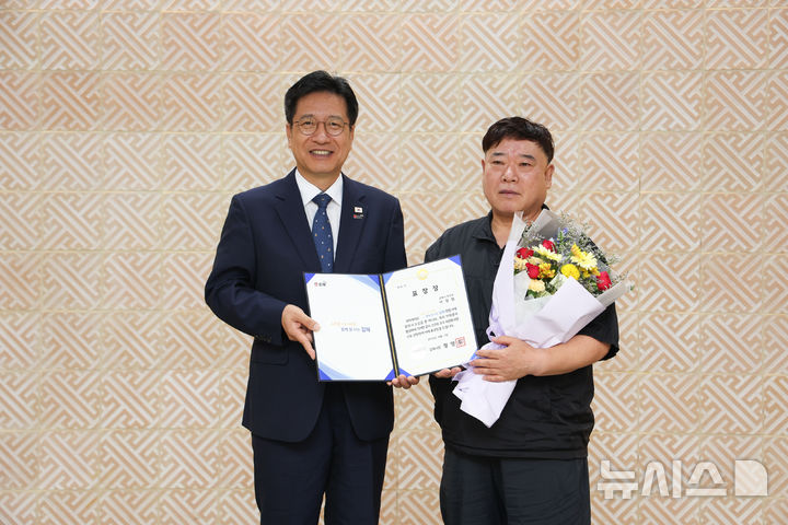 [김해=뉴시스] 경남 김해시 이달의 우수 자원봉사왕 이정험(오른쪽)씨. (사진=김해시 제공) 2026.08.03. photo@newsis.com 