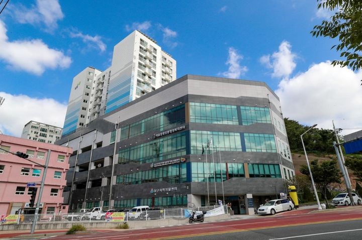 [울산=뉴시스] 울산 남구 야음장생포동행정복지센터,남구건강가정다문화가족지원센터,남구지역자활센터 등이 입주해 있는 남구 해피투게더타운 전경. (사진=울산 남구 제공) photo@newsis.com *재판매 및 DB 금지